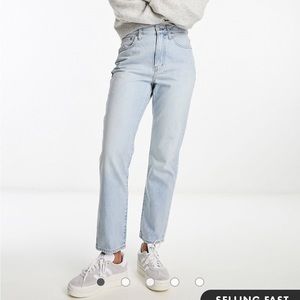 Madewell “The Perfect Vintage Jean” in light blue wash. Size 28 Petite
